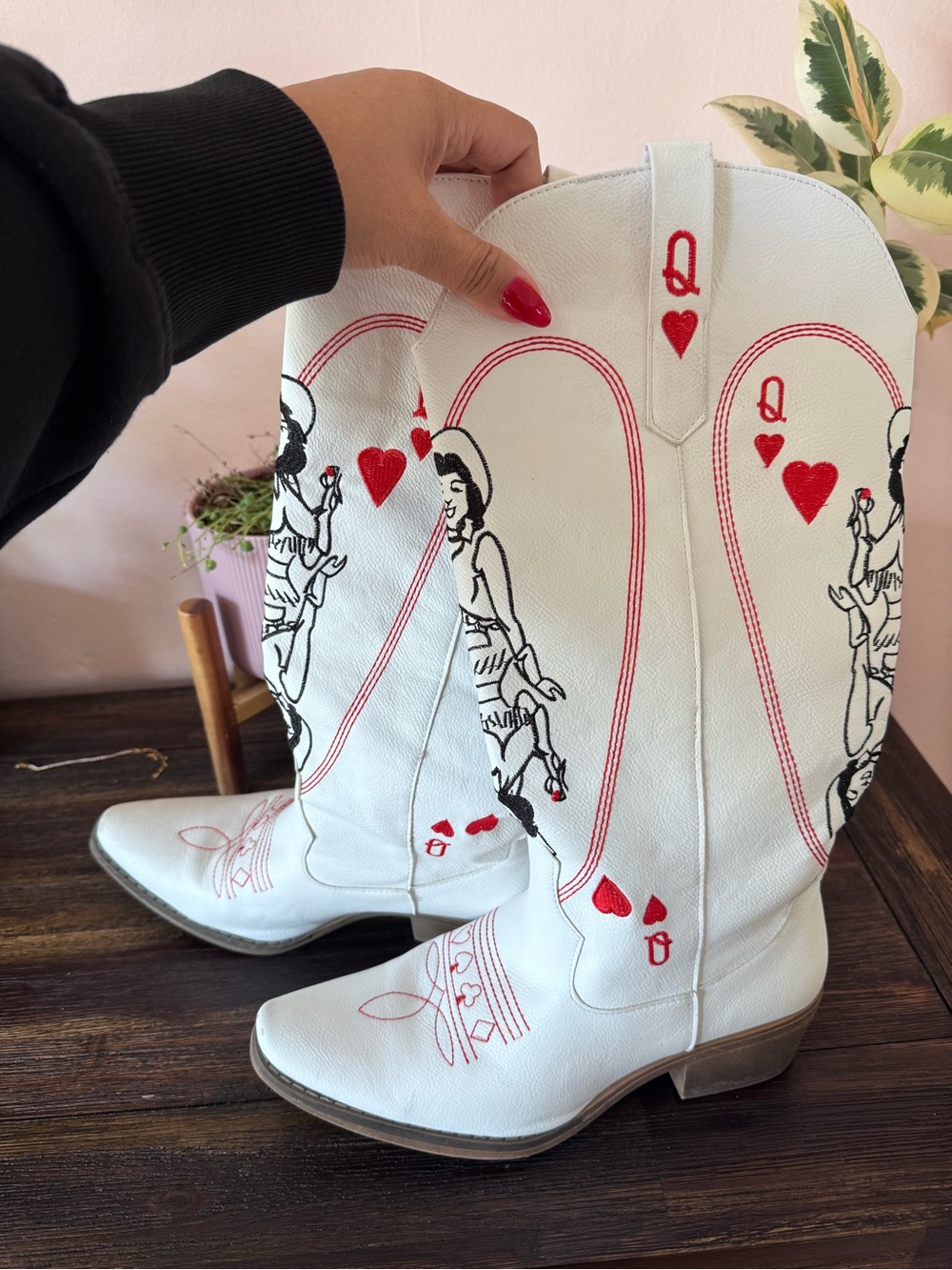 White Queen of Hearts Embroidered Western Boots - Women 10